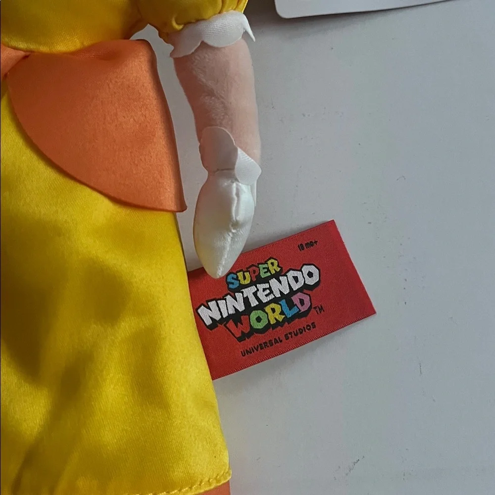 NWT Universal Studios Hollywood Super Nintendo World Princess Daisy Plush Doll